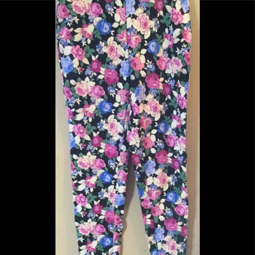 * SLIMMING OPTIONS, FLORAL BLACK PINK ROSE FLORAL LEGGINGS SMALL NWOT ZIP ANKLE